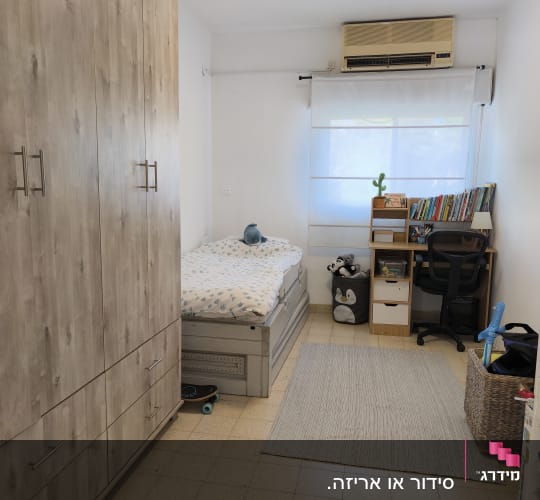 חדר ילדים מסודר עם ארון, מיטה ושולחן עבודה
